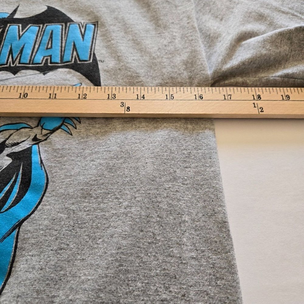 Men's Batman Gray and Blue T-Shirt Sz Small - Picture 5 of 6